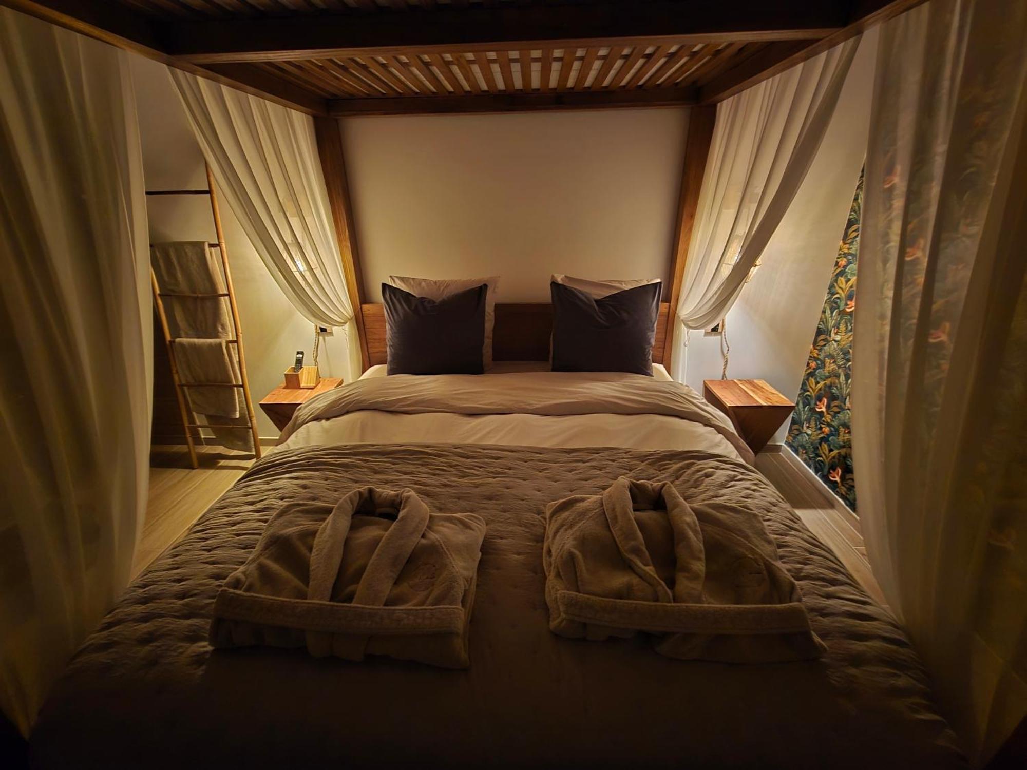 Le Cocoon - Jacuzzi, Sauna Et Piscine Privee 卡庞特拉 外观 照片